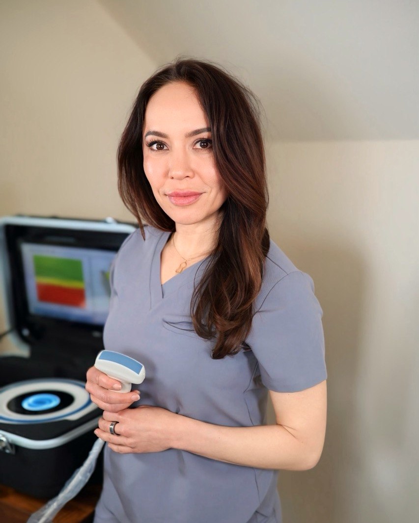 Alexandra Kusherets holding the Echolight REMS probe